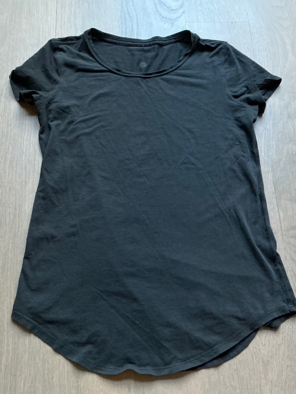 black lululemon workout shirt